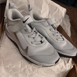 Nike boys OMNI multi-court shoes size 2